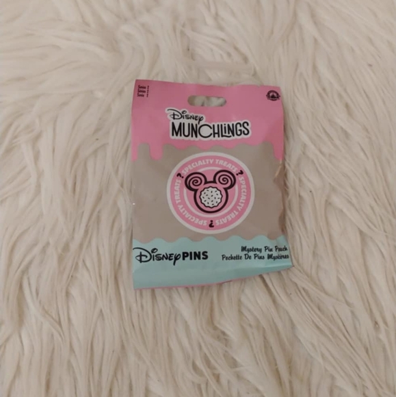 💖FIRM! NWT DISNEY PARKS DISNEY MUNCHLINGS SERIES 2 MYSTERY BAG TRADING PIN - Picture 1 of 8